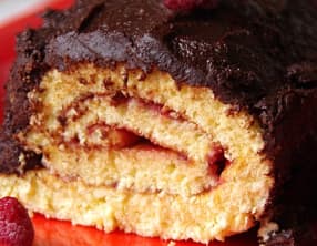 Biscuit roulé à la framboise et chocolat façon bûche
