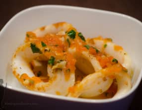 Encornets grillés à la tomate et coriandre