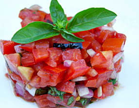 Tartare de tomates, olives noires et basilic