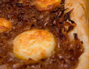 Tarte plate à l'oignon confit au cassis