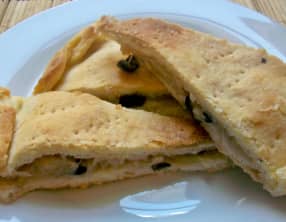 La focaccia fourrée aux oignons, câpres et olives noires