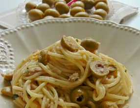 Spaghetti, thon, olives et câpres