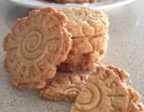 Les petits biscuits sablés à la noix de coco et à la cannelle