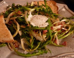 Salade de pissenlits aux lardons et à l'oeuf poché