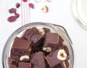 Fudge au chocolat, cranberry et noisette