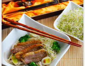 Udon au magret de canard et petits légumes sautés