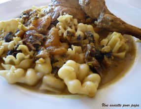 Lapin mijoté à la pâte de curry et aux fruits secs