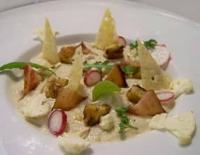 crème de chou-fleur à l’huile de noisette, chips de lard et de parmesan