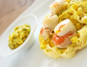 Fondue de poireaux et St. Jacques au safran, sur un lit de tagliatelles