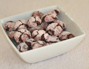 Craquelins au chocolat et son sucre glace à la fraise