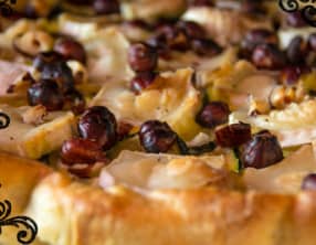 Tarte à la courgette, au chèvre et aux noisettes grillées