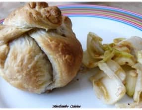 Feuilleté Pomme et Roquefort sur Salade d ’ Endives