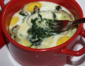 Oeufs de caille en cocotte sur lit d’épinards