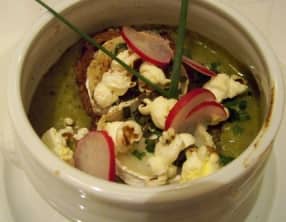 Velouté fanes de radis gratiné bûche chèvre pops corn au piment d'espelette