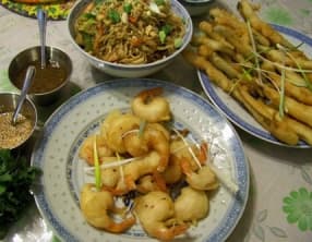 Crevettes et légumes au wok sauce d'huître et tempura de légumes et crevettes