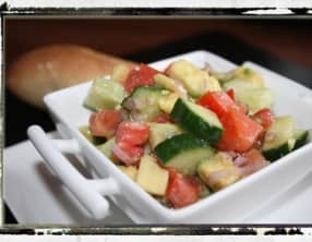 Salade de tomates, avocat et concombre