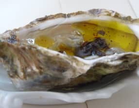 Huîtres à l'huile de truffe fraîche
