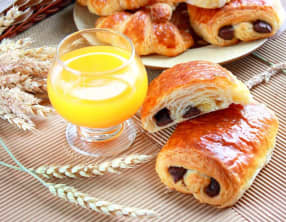 Viennoiseries pains au chocolat et croissants fourrés aux amandes