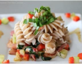 Torsades de petit épeautre, petits dés de légumes en sauce à l'ail des ours