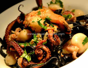 Tagliolini al nero di sepia poulpe crevettes et encornets crème citron