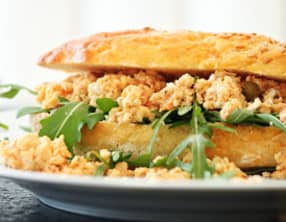 Sandwich gargantuesque aux œufs à la tomate