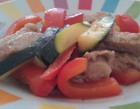 Filets de porc sautés au miel, courgettes et poivrons