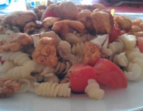 Salade de pâtes et poulet épicé
