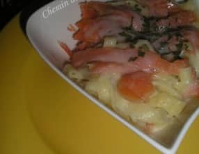 Tagliatelles à l'ail, au saumon fumé et sauce au citron