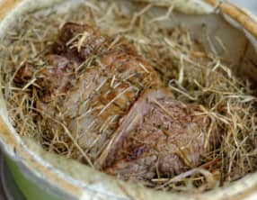 Selle d’agneau à l’étouffée au foin