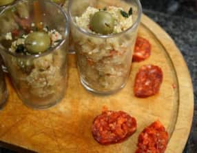 Verrine de quinoa façon taboulé chorizo et olives