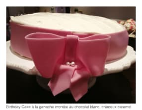 Gâteau moelleux à la ganache montée au chocolat blanc, crémeux caramel et son noeud en pate à sucre