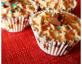 Cupcakes aux billes de chocolat craquantes et chantilly aux Kinder