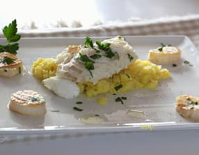 Ecrasé de pommes de terre en aïoli, cabillaud et St-Jacques justes poêlées