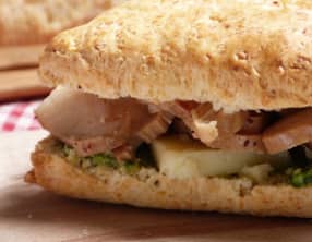 Sconewich: scones au cantal, pesto de fanes de radis, poulet rôti et cantal entre-deux