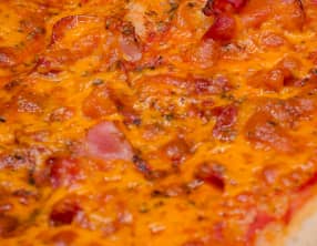Pizza au bacon et au cheddar