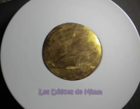 Mousse au chocolat cachée sous une feuille d’or