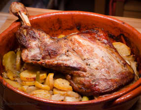 Épaule d'agneau sur lit de fenouil et pommes de terre