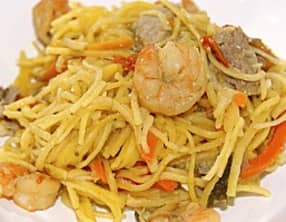Nouilles sautées au porc et aux crevettes