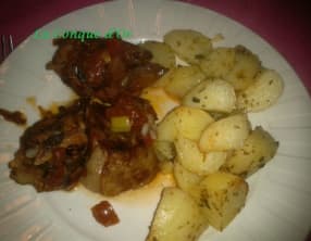 Sauté d'agneau avec sauce tomate et oignons