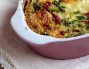 Clafoutis au fromage de chèvre, ail des ours et tomates confites