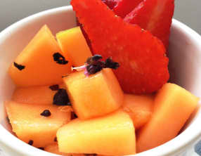 Le melon et les fraises en salade au basilic pourpre et sirop de pêche