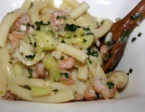 Salade de pâtes aux crevettes et courgettes
