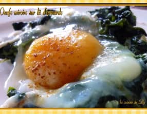 Oeufs miroir sur lit d'épinards