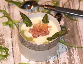 Crème d’asperges vertes coriandre et jambon de parme