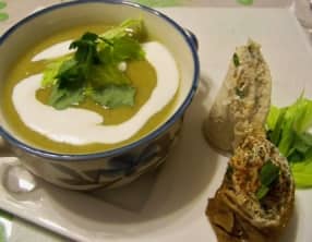 Soupe verte au lait de coco et makis de crêpes au fromage de chèvre et noix de cajou