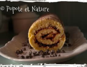 Gâteau roulé à la compote de fraises et aux pépites de chocolat