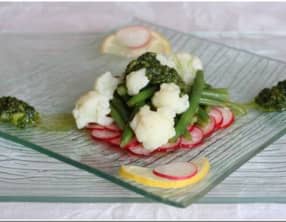 Salade de radis, chou-fleur, haricots verts au pesto de persil