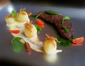 Pommes de terre, chips de peau de pommes de terre, poire planchée, crème d'ail