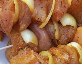 Brochettes de poulet mariné