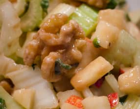 Salade de céleri et pomme rouge à la menthe